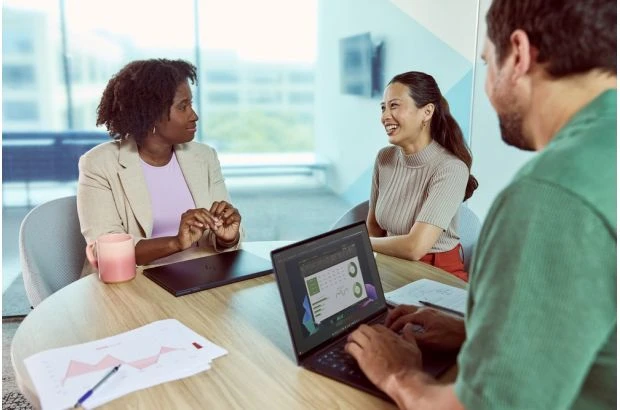 HP EliteBook Ultra G1i AI / B9ZX2ET / Ultra 7 / 32GB / SSD 512GB / Arc / 2,8K / Win 11 Pro / Niebieski