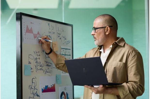 HP EliteBook Ultra G1i AI / B9ZX2ET / Ultra 7 / 32GB / SSD 512GB / Arc / 2,8K / Win 11 Pro / Niebieski