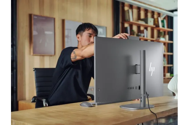 Komputer OmniStudio X AiO 32-c0002na / A9DM3EA / Ultra 7 / 16GB / 1TB / Intel ARC / 4k / Win 11 / Srebrny