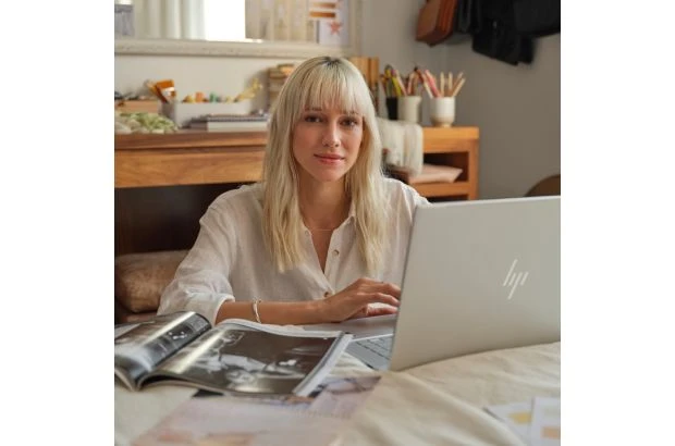 Laptop HP Envy x360 2w1 16-ac0013nw / B4MB7EA / Ultra 5 / 16GB / 512GB / Intel Graphics / 3k / Dotyk / OLED / Win 11 / Srebrny