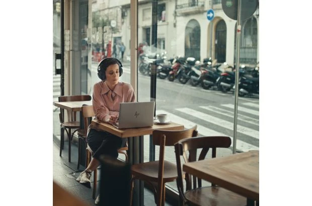 Laptop biznesowy HP EliteBook 830 G7 / B07JPU8Q / Intel Core i7 / 16GB / SSD 512GB / Intel UHD / FullHD / Win 11 Pro