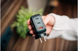 Ładowarka GaN Verbatim z wyświetlaczem 2xUSB-C 1xUSB-A 65W wtyczki EU UK US