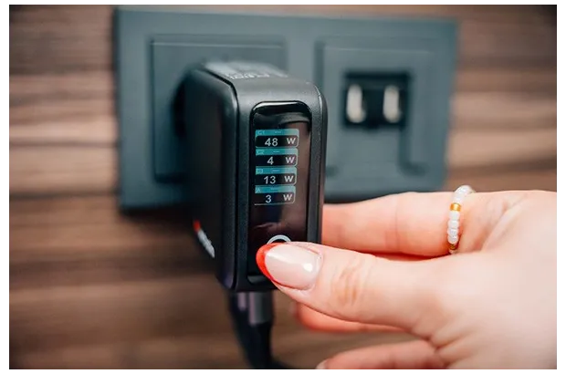 Ładowarka GaN Verbatim z wyświetlaczem 3xUSB-C 1xUSB-A 140W wtyczki EU UK US