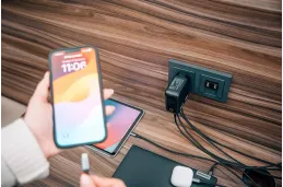 Ładowarka GaN Verbatim z wyświetlaczem 3xUSB-C 1xUSB-A 140W wtyczki EU UK US