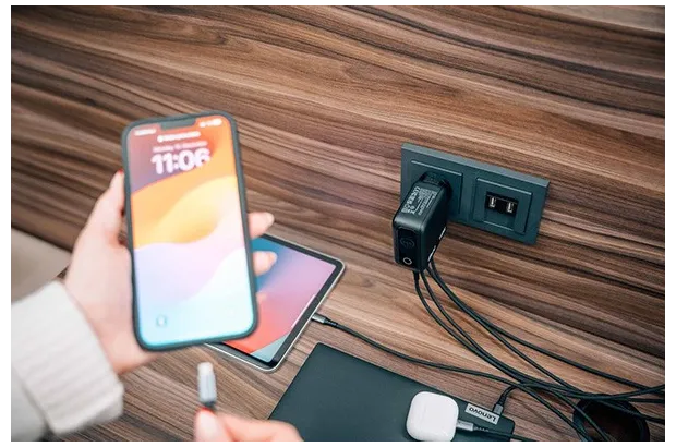 Ładowarka GaN Verbatim z wyświetlaczem 3xUSB-C 1xUSB-A 140W wtyczki EU UK US