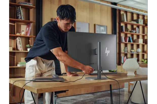 Komputer OmniStudio X AiO 32-c0002na / A9DM3EA / Ultra 7 / 32GB / 1TB / Intel ARC / 4k / Win 11 Pro / Srebrny