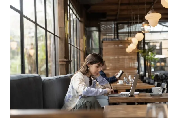 Laptop HP OmniBook 5 Flip 2w1 14-fp0015na / C1LM2EA / Intel i5 / 8GB / 512GB / Iris Xe / 2k / Dotyk / Win 11 / Srebrny