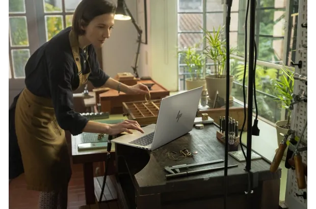 HP OmniBook 7 Laptop AI 16-ay0075cl / B94P0UA / Intel Ultra 7 / 32GB / 1TB / OLED / Dotyk / Win 11 Pro / Srebrny