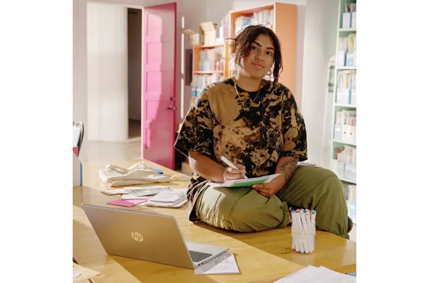 Laptop HP 15-fd0230wm / C68GJUA / Intel Core i3 / 16GB / 1TB / Intel UHD / FullHD / Dotyk / Win 11 / Kaszmirowy