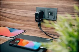 Ładowarka GaN Verbatim z wyświetlaczem 2xUSB-C 1xUSB-A 100W wtyczki EU UK US