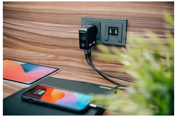 Ładowarka GaN Verbatim z wyświetlaczem 2xUSB-C 1xUSB-A 100W wtyczki EU UK US