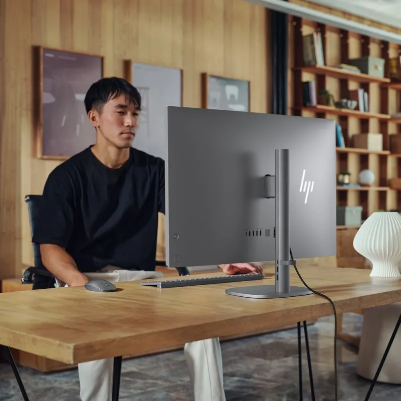 Komputer All-In-One HP OmniStudio X 32-c0090nd / AM3L6EA / Ultra 7 / 32GB / 2TB / RTX 4050 / 4K UHD / Win 11 / Srebrny