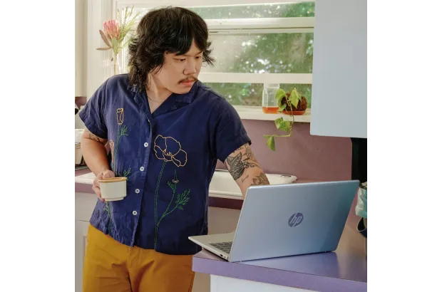 Laptop HP 14-ep0023na / C7DX6EA / Core i3 / 8GB / 128GB / Intel UHD / FullHD / Win 11 / Srebrny