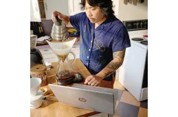 Laptop HP 14-ep0023na / C7DX6EA / Core i3 / 16GB / 128GB UFS / Intel UHD / FullHD / Win 11 / Srebrny