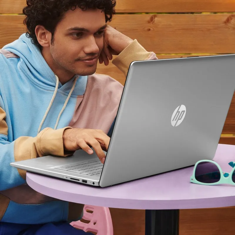 Laptop HP 17-cp2025dx / B4GX7UA / Ryzen 5 / 8GB / 512GB / AMD Radeon / FullHD / Win 11 / Srebrny