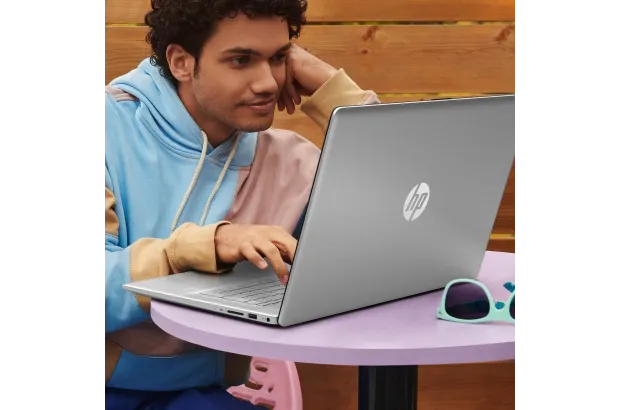 Laptop HP 17-cp2025dx / B4GX7UA / Ryzen 5 / 8GB / 1TB / AMD Radeon / FullHD / Win 11 / Srebrny