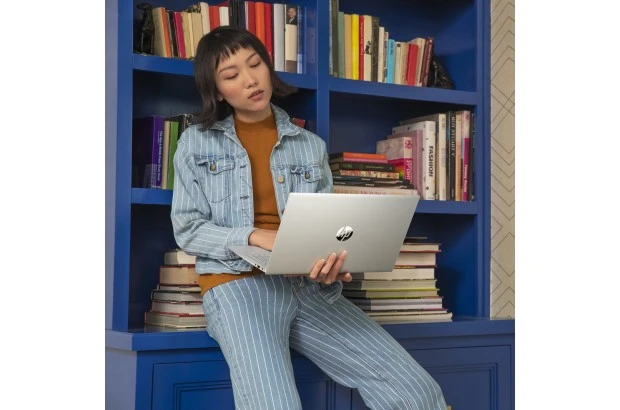 Laptop HP 15-dw3365st / 4Z3B1UA / Intel i5 / 8GB / SSD 256GB / Intel Xe / FullHD / Win 11 / Srebrny