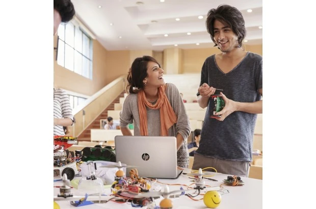 Laptop HP 14-dq1043cl / 1V782UA / Intel Core i3 / 16GB / SSD 512GB / Intel UHD / FullHD / Win 11 / Srebrny