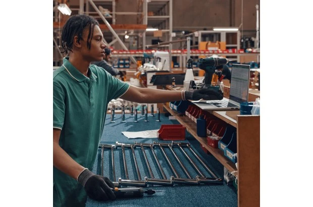 Laptop HP EliteBook 650 G10 / 930W6E8 / Intel i5-13 / 16GB / SSD 512GB / Intel Xe / FullHD / Win 11 Pro / Srebrny