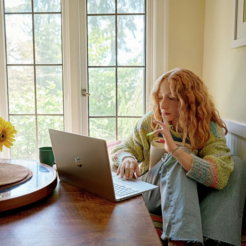 Laptop HP 15-ef1716wm / 8B3V1UA / AMD Ryzen 3 / 8GB / SSD 256GB / AMD Radeon / HD / Win 11 / Różowy