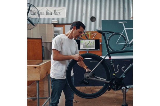 All in One Lenovo V30a-24IIL / 11LA002PRU / Intel i5-10 / 8GB / SSD 512GB / Intel UHD / FullHD / Win 11 Pro / Czarny