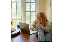 Laptop HP 15-ef1716wm / 8B3V1UA / AMD Ryzen 3 / 32GB / SSD 2TB / AMD Radeon / HD / Win 11 / Różowy