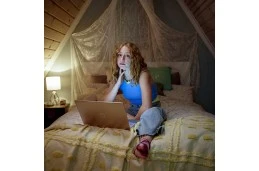 Laptop HP 15-ef1716wm / 8B3V1UA / AMD Ryzen 3 / 32GB / SSD 2TB / AMD Radeon / HD / Win 11 / Różowy