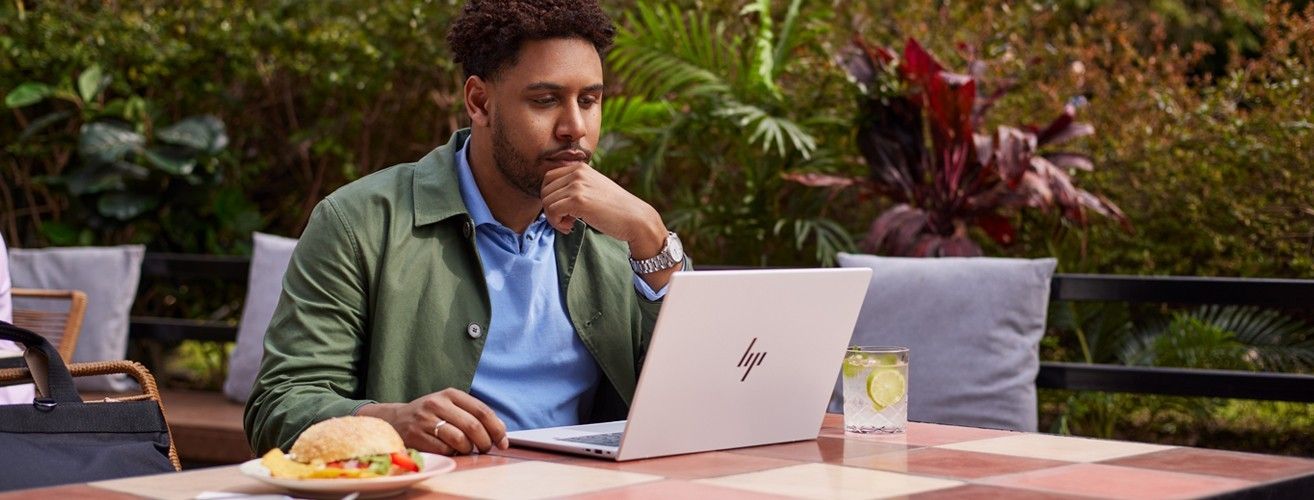Mniejszy ekran, większe możliwości – koniec ery 17-calowych laptopów?